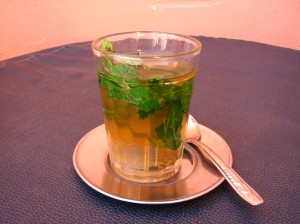 Thé à la menthe Herbata z mięty podawana w As-Sawirze (fot. Ewa Serwicka)