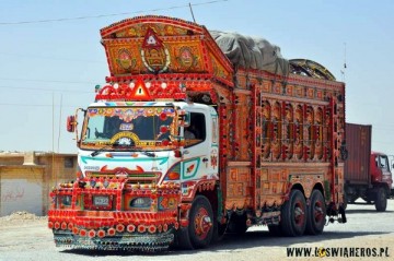 Pakistan - kolorowa ciężarówka Kolorowa ciężarówka w Pakistanie