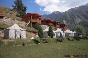 Domki w Fairy Meadows. (Fot. www.loswiaheros.pl) Domki w Fairy Meadows. (Fot. www.loswiaheros.pl)