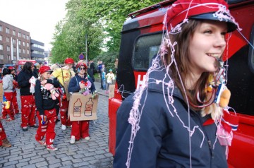 5. Jeszcze jedną nieodzowną częścią garderoby RUSSA jest czapka i bambusowy kij, choć ten ostatni element jest częściej zamieniany na puszkę piwa lub sprej plujący kolorowymi nitkami. (Fot. Mariusz Guzek)