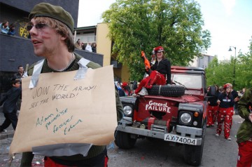 11. Zwyczaj nakazuje łączenie się w kilkoosobowe grupy i wykupienie starego wana, który będzie służył RUSSom przez trzy tygodnie jako dom. (Fot. Mariusz Guzek)