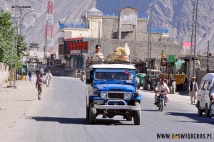 Dojechaliśmy do Skardu późnym popołudniem. (fot. www.loswiaheros.pl) Dojechaliśmy do Skardu późnym popołudniem. (fot. www.loswiaheros.pl)