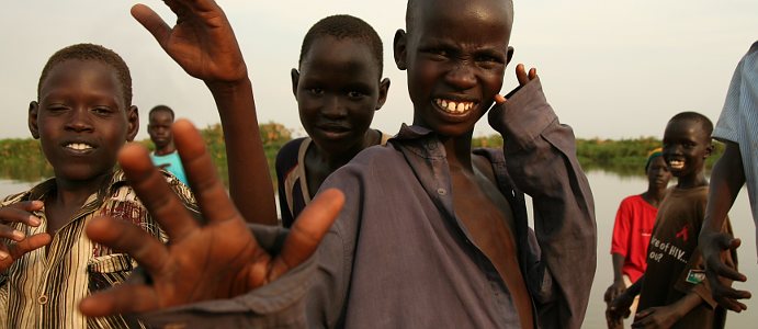 Dzieciaki wz Południowego Sudanu W górę Nilu - dzieciaki na barce