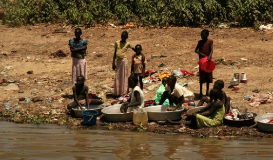 Pranie nad Nilem Sudan - kobiety robią pranie nad Nilem