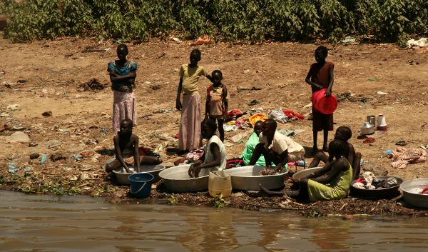Pranie nad Nilem Sudan - kobiety robią pranie nad Nilem