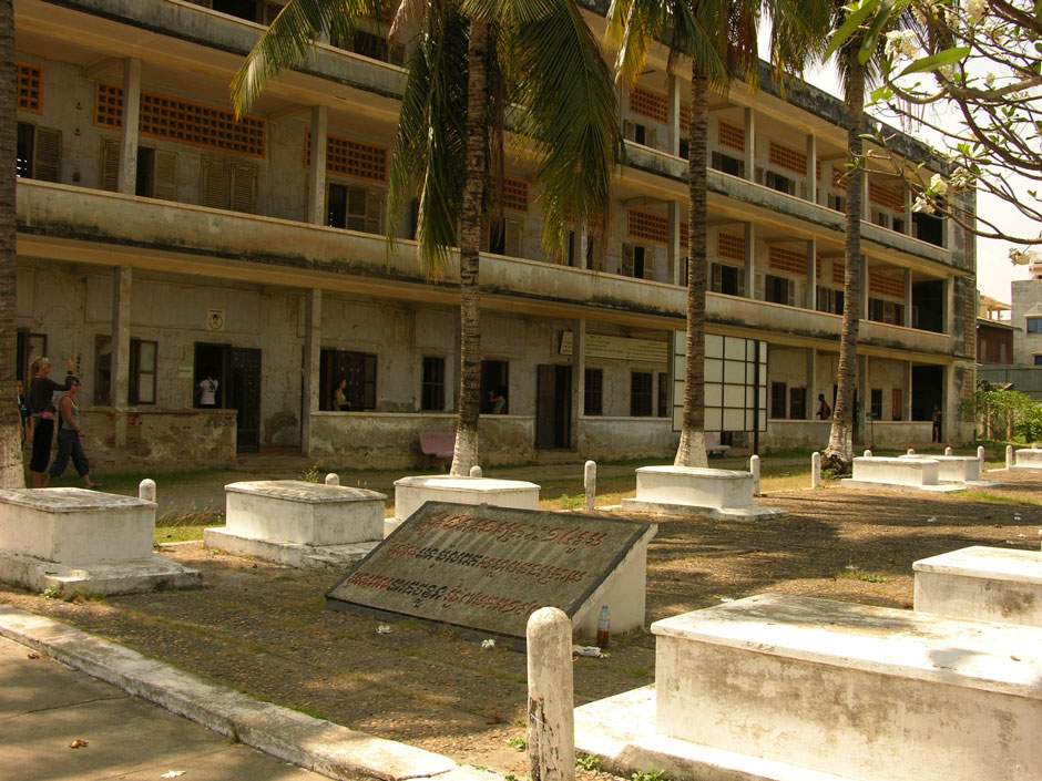 1. Kambodża, Phnom Penh. Do 1975 roku w 5 budynkach mieściła się szkoła Tuol Svay Prey. (Fot. Paweł Olszański)