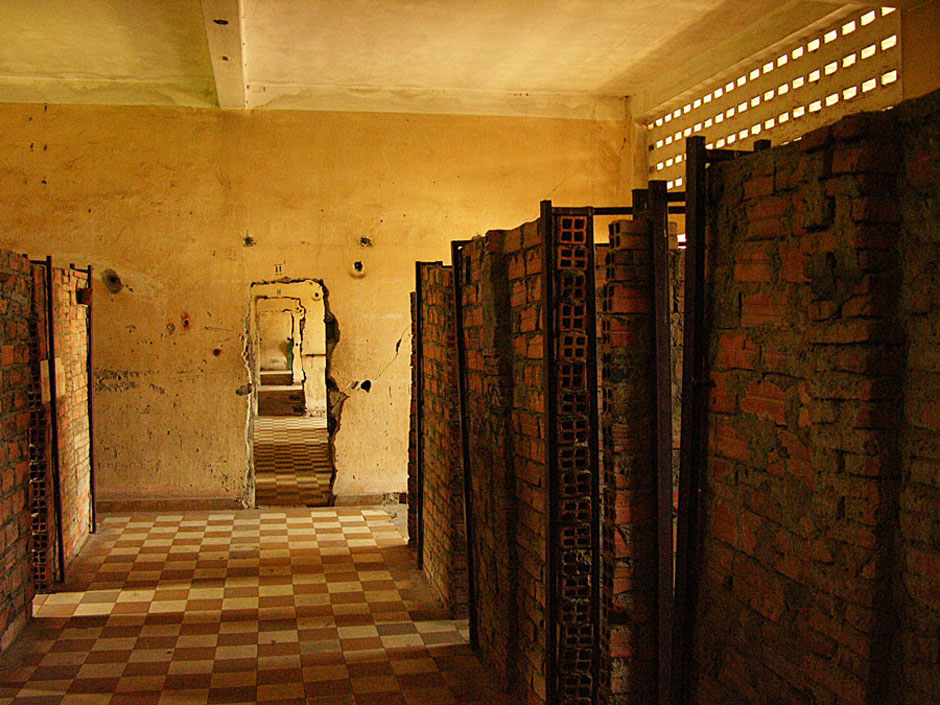 11. Kambodża, Phnom Penh. W trzech budynkach Tuol Sleng sale zostały podzielone na cele o rozmiarach zaledwie 0,8x 2 m., których izolowana więźniów. (Fot. Paweł Olszański) 11. Kambodża, Phnom Penh. W trzech budynkach Tuol Sleng sale zostały podzielone na cele o rozmiarach zaledwie 0,8x 2 m., których izolowana więźniów. (Fot. Paweł Olszański)