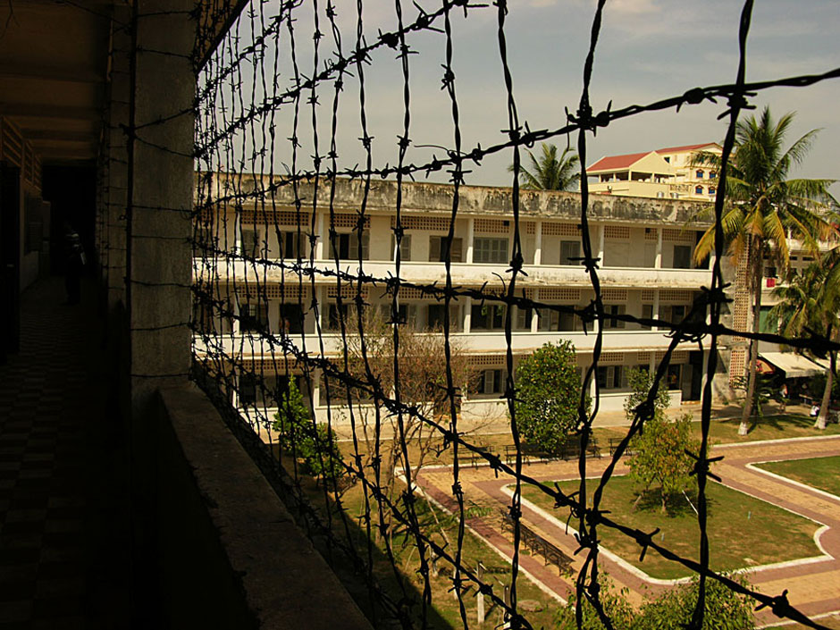 12. Kambodża, Phnom Penh. Stosowanie wymyślnych tortur sprawiało, że więźniowie nie wytrzymywali dłużej niż 3 miesiące w więzieniu. (Fot. Paweł Olszański) 13. Kambodża, Phnom Penh. Stosowanie wymyślnych tortur sprawiało, że więźniowie nie wytrzymywali dłużej niż 3 miesiące w więzieniu. (Fot. Paweł Olszański)