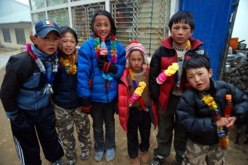 Mali Nepalczycy z Namche Bazar