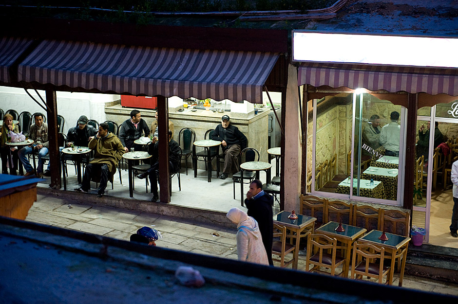 8. MAROKO. Brak kobiet w lokalach jest czymś naturalnym. Jedynymi kobitami jakie można spotkać w knajpach są turystki z zachodu. (Fot. Jarek Noga) 8. MAROKO. Brak kobiet w lokalach jest czymś naturalnym. Jedynymi kobitami jakie można spotkać w knajpach są turystki z zachodu. (Fot. Jarek Noga)