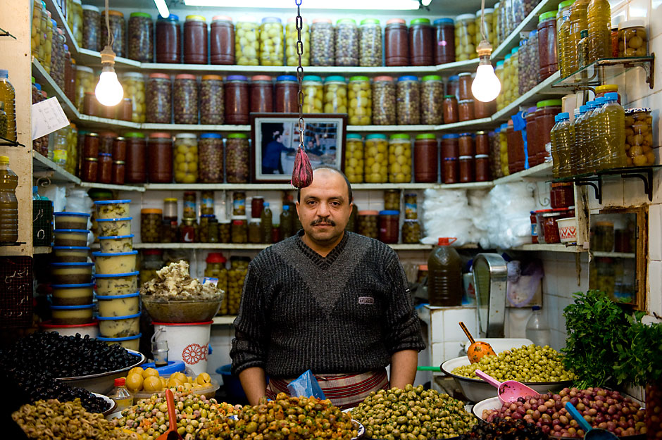 3. MAROKO, Fez. Woreczek oliwek za niespełna 2 dirhamy, czyli 70 groszy. (Fot. Jarek Noga) 3. MAROKO, Fez. Woreczek oliwek za niespełna 2 dirhamy, czyli 70 groszy. (Fot. Jarek Noga)