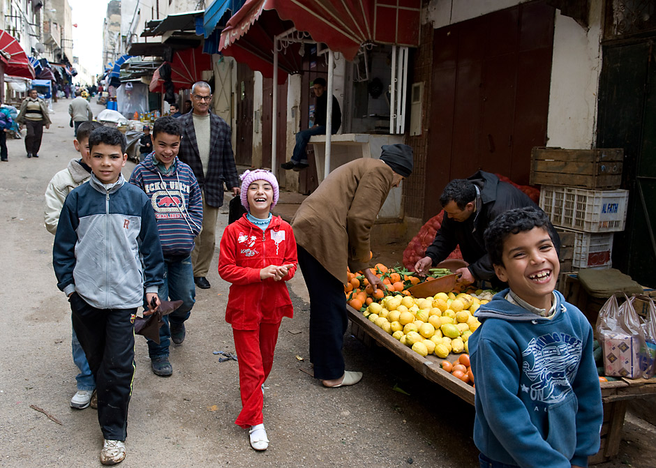 4. MAROKO, Fez. Jak zawsze uśmiechnięte dzieciaki. (Fot. Jarek Noga) 4. MAROKO, Fez. Jak zawsze uśmiechnięte dzieciaki. (Fot. Jarek Noga)