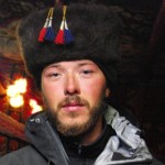 Bartek Tofel - z wykształcenia etnolog i psycholog. Podróżnik, dziennikarz i fotograf. Uczestnik wypraw m.in. na Mont Blanc, Bazarduzu czy Szachdag. Publikował w Polityce, Polska The Times, American Alpine Journal. (Fot. www.tofel.eu) Bartek Tofel - z wykształcenia etnolog i psycholog. Podróżnik, dziennikarz i fotograf. Uczestnik wypraw m.in. na Mont Blanc, Bazarduzu czy Szachdag. Publikował w Polityce, Polska The Times, American Alpine Journal. (Fot. www.tofel.eu)