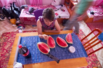 Ania w różowym pokoju w Turkmenbadzie. (Fot. Robb Maciąg)