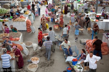 Bazar w Samarkandzie. (Fot. Robb Maciąg)
