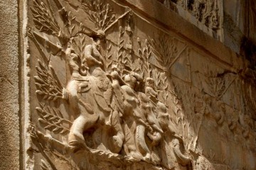 Świetność i chwała Persji - fragment rzeźbień w Taq-e Bostan. (Fot. Tomek Mazur)