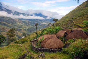 Typowa wioska w położonej na południu Papui dolinie Baliem. (Fot. Karolina Sypniewska) Papua - dolina Baliem