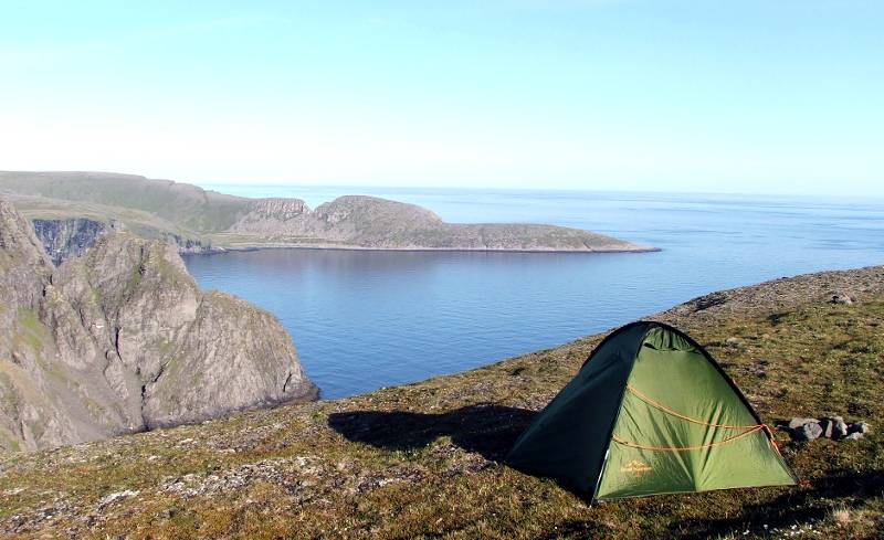 W Norwegii namiot można rozbić niemal wszędzie. Nasza baza z widokiem na Knivskjellodden. (Fot. Jadzia Ruszel)