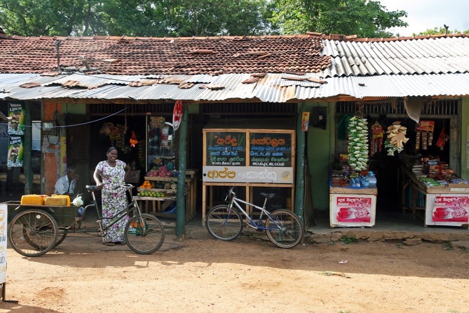 03. Sri Lanka. A jak już się ma tą odrobinę rupii można iść do sklepu po zakupy. (Fot. Ewa Serwicka) 03. Sri Lanka. A jak już się ma tą odrobinę rupii można iść do sklepu po zakupy. (Fot. Ewa Serwicka)