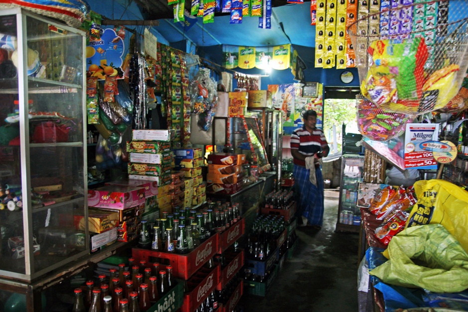 04. Sri Lanka. Lankijskie sklepy przydrożne są niezwykle kolorowe. Znaleźć tu można chyba wszystko. (Fot. Ewa Serwicka) 04. Sri Lanka. Lankijskie sklepy przydrożne są niezwykle kolorowe. Znaleźć tu można chyba wszystko. (Fot. Ewa Serwicka)