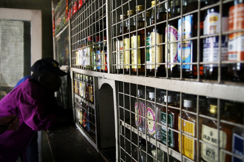 08. Sri Lanka. Po zjedzeniu można się czegoś napić. Ale nie ma lekko. Pod koniec listopada alkohol zdrożał tu o średnio 40%. (Fot. Ewa Serwicka) 08. Sri Lanka. Po zjedzeniu można się czegoś napić. Ale nie ma lekko. Pod koniec listopada alkohol zdrożał tu o średnio 40%. (Fot. Ewa Serwicka)