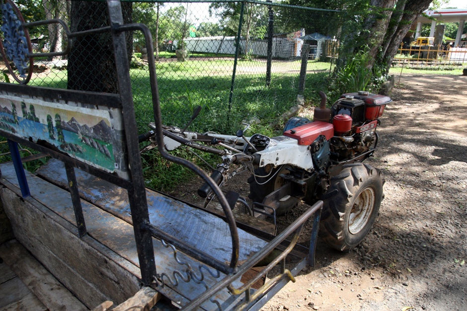 11. Sri Lanka. Po okolicy można też jeździć czymś takim. Ni to motor, ni to traktor. Ważne, że jeździ. (Fot. Ewa Serwicka) 11. Sri Lanka. Po okolicy można też jeździć czymś takim. Ni to motor, ni to traktor. Ważne, że jeździ. (Fot. Ewa Serwicka)