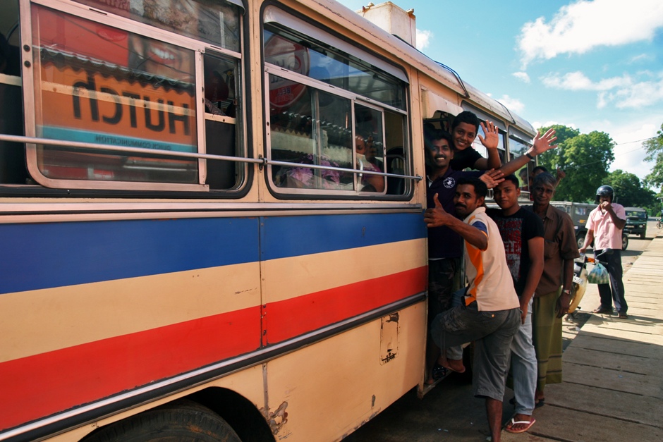 12. Sri Lanka. Jest też transport publiczny. Standardowo przepełniony do granic możliwości. I nikomu to nie przeszkadza. (Fot. Ewa Serwicka) 12. Sri Lanka. Jest też transport publiczny. Standardowo przepełniony do granic możliwości. I nikomu to nie przeszkadza. (Fot. Ewa Serwicka)