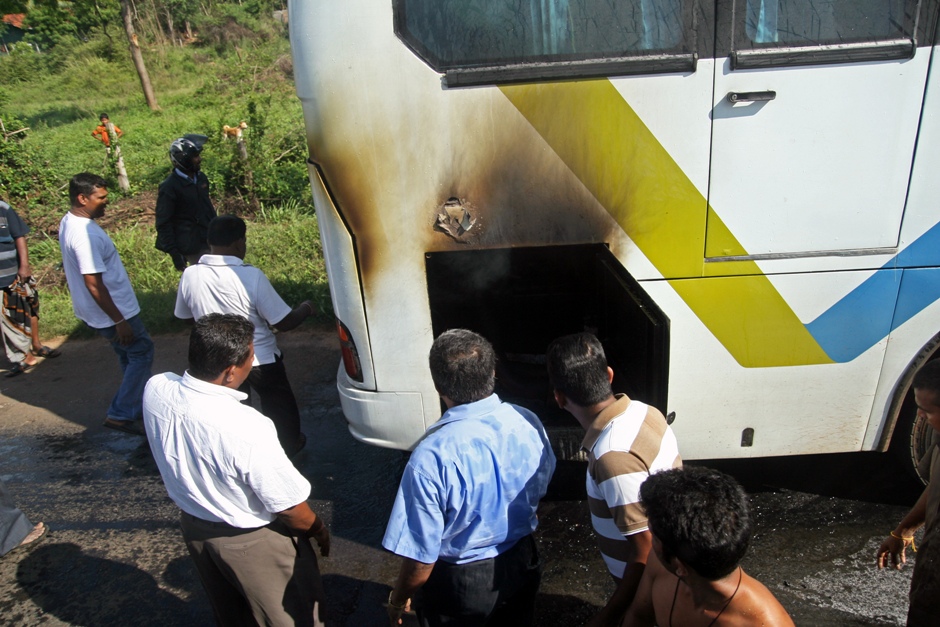 13. Sri Lanka. Publiczne autobusy czasem się zapalają. Wtedy wystarczy się zatrzymać, a gapie rzucą się do gaszenia z wiaderkami z wodą. (Fot. Ewa Serwicka) 13. Sri Lanka. Publiczne autobusy czasem się zapalają. Wtedy wystarczy się zatrzymać, a gapie rzucą się do gaszenia z wiaderkami z wodą. (Fot. Ewa Serwicka)