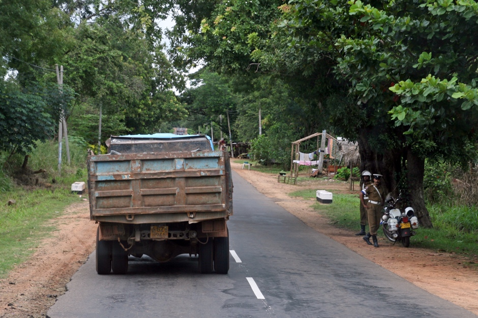 14. Sri Lanka. Drogówka od czasu do czasu zatrzymuje kierowców. Mandaty nie są wysokie, ale bardzo często zatrzymywane jest prawo jazdy kierowców. Aby tego uniknąć, często płaci się bezpośrednio policjantowi. (Fot. Ewa Serwicka) 14. Sri Lanka. Drogówka od czasu do czasu zatrzymuje kierowców. Mandaty nie są wysokie, ale bardzo często zatrzymywane jest prawo jazdy kierowców. Aby tego uniknąć, często płaci się bezpośrednio policjantowi. (Fot. Ewa Serwicka)