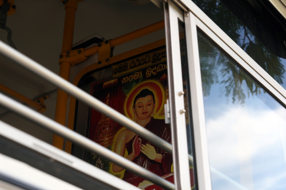 15. Sri Lanka. W autobusie można się pomodlić o to, żeby się przypadkiem nie zapalił. (Fot. Ewa Serwicka) 15. Sri Lanka. W autobusie można się pomodlić o to, żeby się przypadkiem nie zapalił. (Fot. Ewa Serwicka)