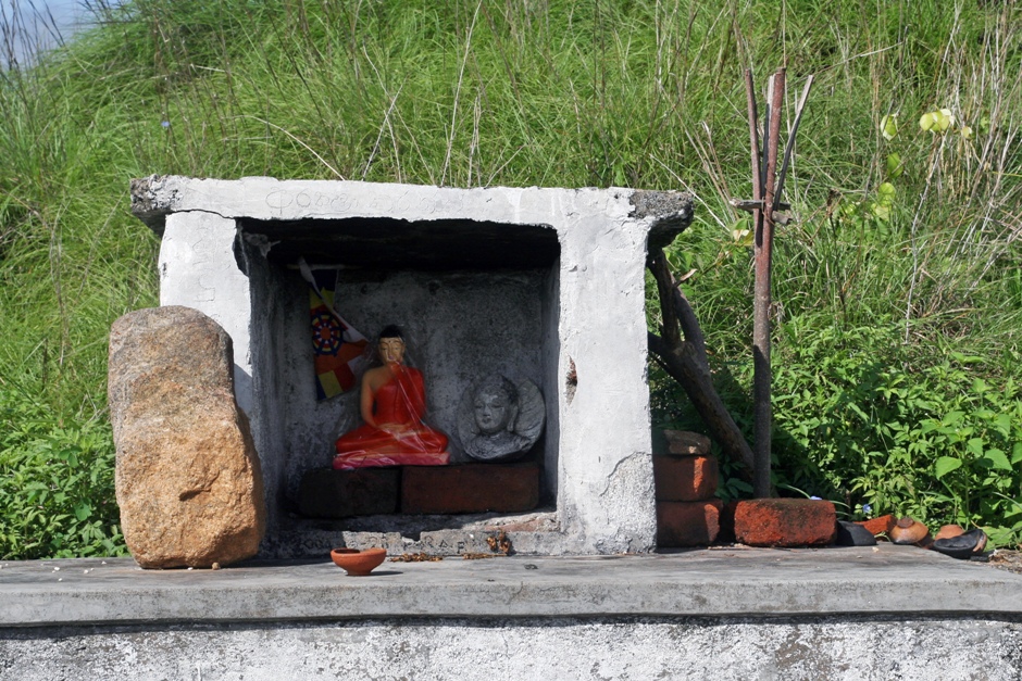 16. Sri Lanka. Pomodlić się można też w przydrożnej świątynce. Bez przepychu, w przeciwieństwie do tych będących atrakcjami turystycznymi. (Fot. Ewa Serwicka) 16. Sri Lanka. Pomodlić się można też w przydrożnej świątynce. Bez przepychu, w przeciwieństwie do tych będących atrakcjami turystycznymi. (Fot. Ewa Serwicka)