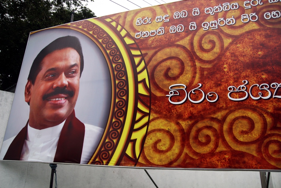 20. Sri Lanka. A nad wszystkim czuwa uśmiechnięty prezydent Mahinda Rajapaksa wybrany pod koniec listopada na drugą kadencję. Ma powody do radości - konstytucję już zmienił i będzie mógł zostać na urzędzie też na trzecią i dalsze kadencje. (Fot. Ewa Serwicka) 20. Sri Lanka. A nad wszystkim czuwa uśmiechnięty prezydent Mahinda Rajapaksa wybrany pod koniec listopada na drugą kadencję. Ma powody do radości - konstytucję już zmienił i będzie mógł zostać na urzędzie też na trzecią i dalsze kadencje. (Fot. Ewa Serwicka)