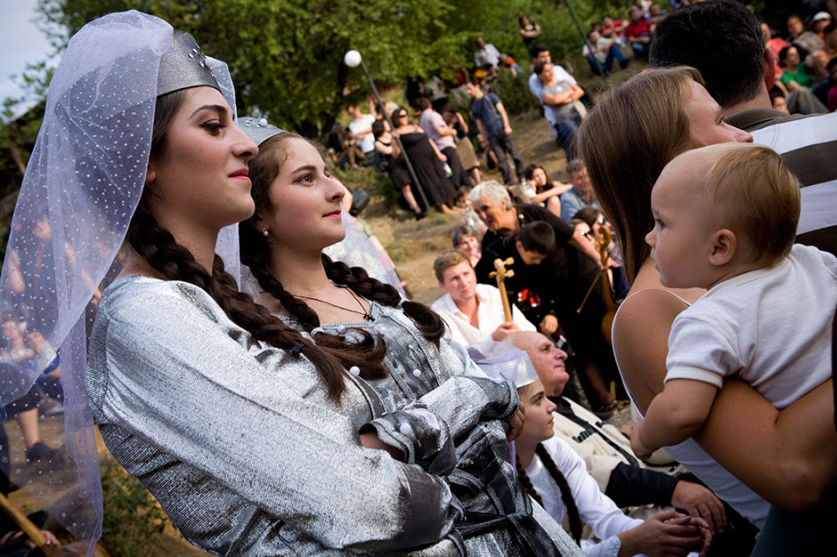 19. GRUZJA, Tbilisi. Festiwal muzyki folkowej. Tam Hania przeżyła pierwsze zakochanie. Złapała małego Gruzina za rączkę i nie chcieli się od siebie oderwać. (Fot. Thomas Alboth)
