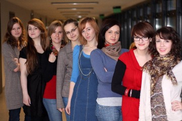 Uczestniczki Mulitversity Tour. Od lewej: Maja Jagielska, Natalia M. Durkalec, Małgorzata Lipka, Karolina Drejerska, Irmina Kudrycka, Katarzyna Sielicka, Ania Jasiak, Marcelina Hertmann. (Fot. Damazy Gandurski) Uczestniczki Mulitversity Tour. Od lewej: Maja Jagielska, Natalia M. Durkalec, Małgorzata Lipka, Karolina Drejerska, Irmina Kudrycka, Katarzyna Sielicka, Ania Jasiak, Marcelina Hertmann. (Fot. Damazy Gandurski)