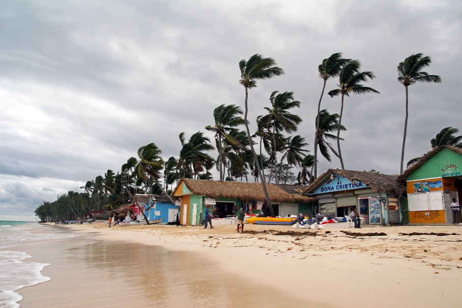 1. DOMINIKANA, Punta Cana. Na początku sezonu to najgorszy wybór dla osób lubiących plażować. Kiedy w innych częściach już świeci słońce, tu często jeszcze niebo bywa zasnute chmurami. I wieje. (Fot. Ewa Serwicka) 1. DOMINIKANA, Punta Cana. Na początku sezonu to najgorszy wybór dla osób lubiących plażować. Kiedy w innych częściach już świeci słońce, tu często jeszcze niebo bywa zasnute chmurami. I wieje. (Fot. Ewa Serwicka)