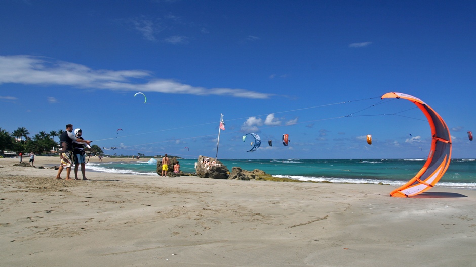 4. DOMINIKANA, Cabarete. Wiele osób uważa, że jest to centrum kitesurfingu na Dominikanie. Rzeczywiście warunki do uprawiania tego sportu są w Cabarete bardzo dobre. (Fot. Ewa Serwicka) 4. DOMINIKANA, Cabarete. Wiele osób uważa, że jest to centrum kitesurfingu na Dominikanie. Rzeczywiście warunki do uprawiania tego sportu są w Cabarete bardzo dobre. (Fot. Ewa Serwicka)