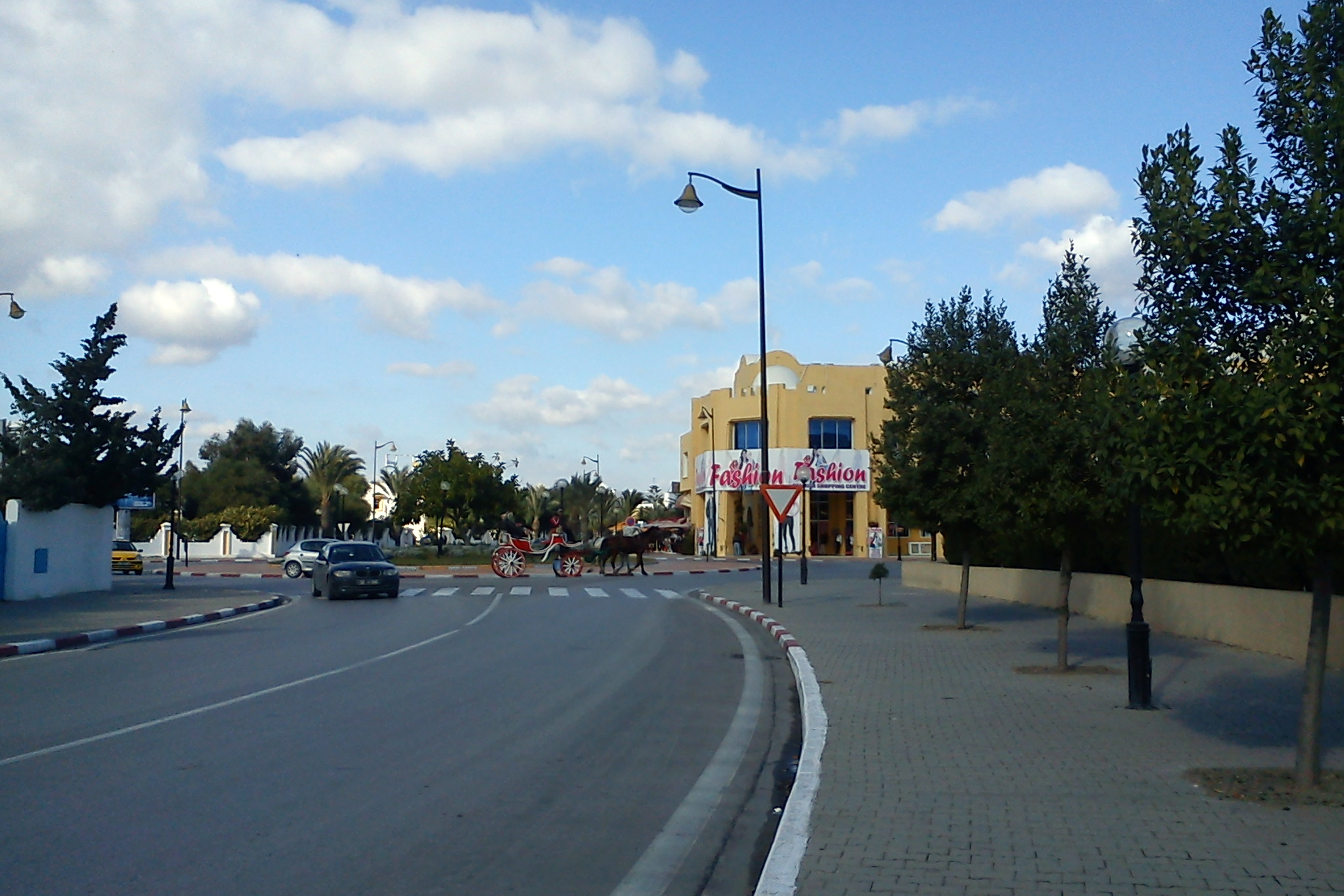Tą ulicą Yasmine Hammamet przeszedł wczoraj tłum osób cieszących się z obietnic prezydenta. Dzisiaj panuje tu spokój. (Fot. Ewa Serwicka) Tą ulicą Yasmine Hammamet przeszedł wczoraj tłum osób cieszących się z obietnic prezydenta. Dzisiaj panuje tu spokój. (Fot. Ewa Serwicka)