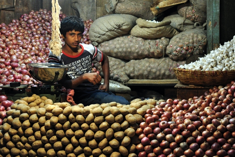 1. INDIE, Mysore. Sprzedawca ziemniaków i cebuli na Devaraja Market czeka na klienta. (Fot. Paweł Manczyk) 1. INDIE, Mysore. Sprzedawca ziemniaków i cebuli na Devaraja Market czeka na klienta. (Fot. Paweł Manczyk)