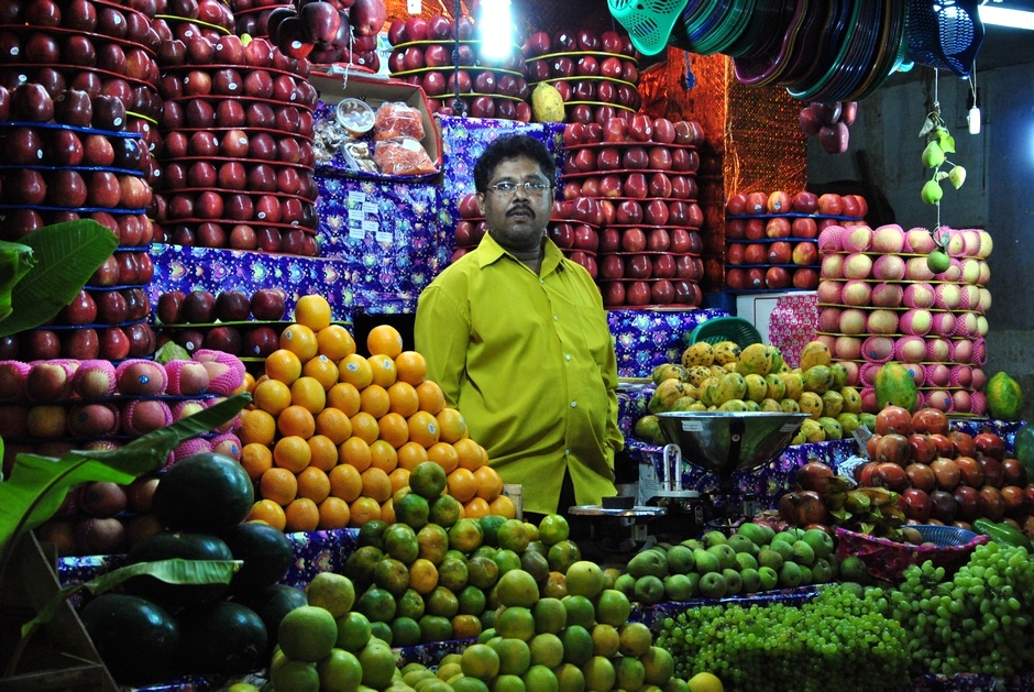 2. INDIE, Mysore. Stoisko na Devaraja Market z misternie poukładanymi owocami. (Fot. Anna Manczyk) 2. INDIE, Mysore. Stoisko na Devaraja Market z misternie poukładanymi owocami. (Fot. Anna Manczyk)
