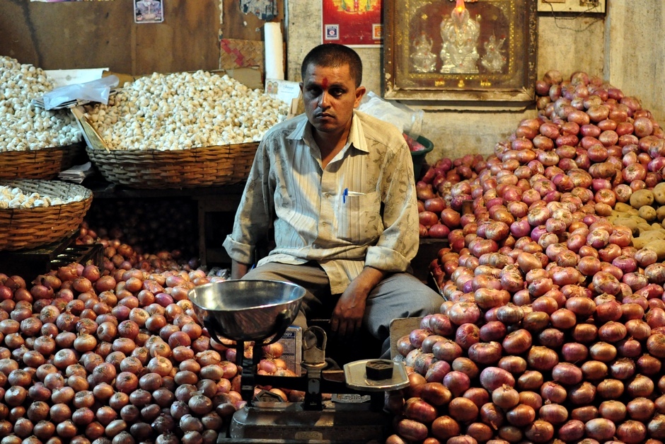 6. INDIE, Mysore. Ze sprzedaży cebuli i czosnku też można utrzymać się w Indiach. (Fot. Paweł Manczyk) 6. INDIE, Mysore. Ze sprzedaży cebuli i czosnku też można utrzymać się w Indiach. (Fot. Paweł Manczyk)