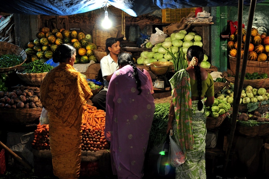 8. INDIE, Mysore. Kobiety w tradycyjnych strojach - sari - na zakupach. (Fot. Paweł Manczyk) 8. INDIE, Mysore. Kobiety w tradycyjnych strojach - sari - na zakupach. (Fot. Paweł Manczyk)