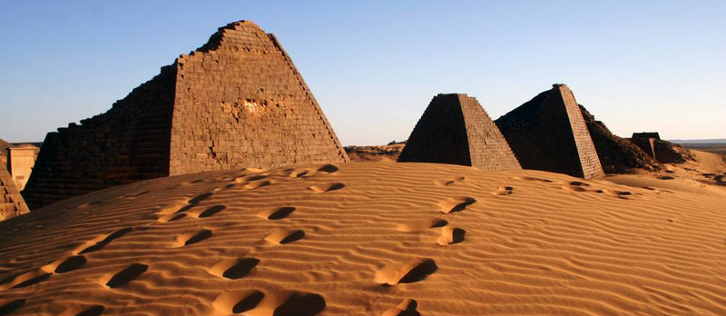 Piramidy w Meroe to jedna z najważniejszych atrakcji architektonicznych saharyjskiej Afryki. (Fot. Rafał Żurkowski) Sudan - piramidy w Meroe