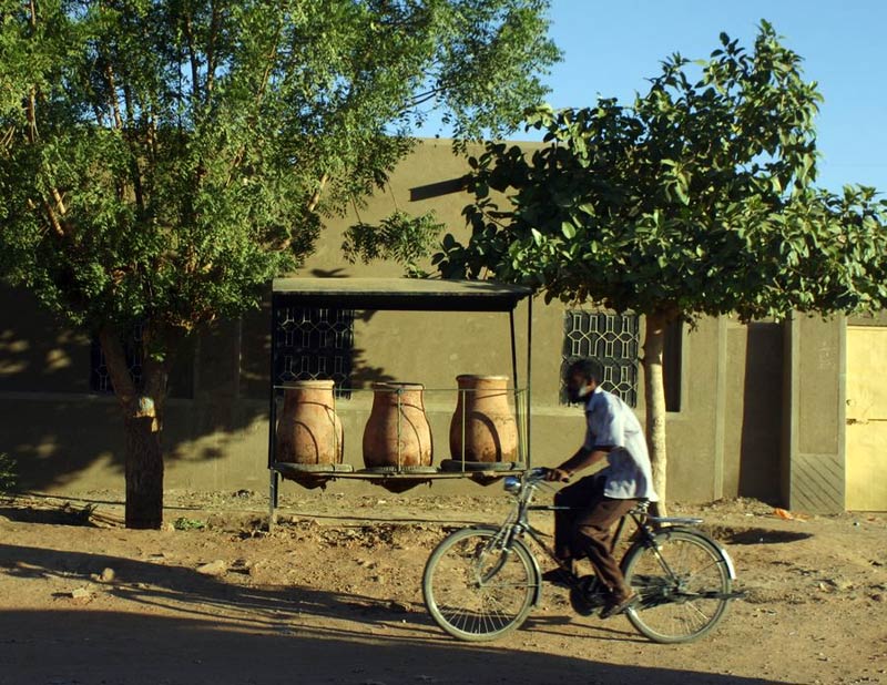 Stągwie z wodą i samoobsługowym kubkiem rozlokowane są w każdej sudańskiej miejscowości. (Fot. Rafał Żurkowski) Sudan - stągwie z wodą