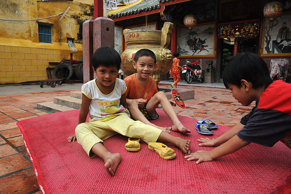 15. WIETNAM, Chau Doc. Przed świątynią. Najmłodszym do zabawy nie potrzeba wiele. (Fot. Joanna Mrówka)
