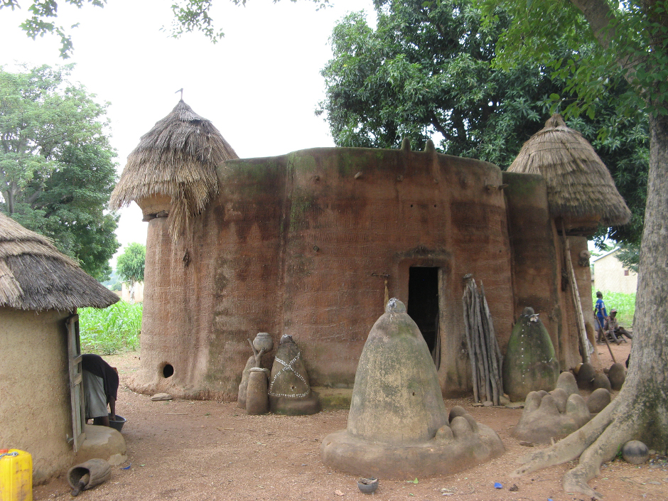 12. BENIN, Boukoumbé. Tata są to tubylcze chaty pełniące funkcje obronne i mieszkalne, tak dla ludzi jak i dla inwentarza. Ludzie plemienia Somba zajmują łańcuch Gór Atakora, gdzie przez stulecia mieszkali odizolowani. Parter lub pierwsze piętro przeznaczone jest w ciągu dnia do gotowania i innych domowych czynności, a w nocy dla inwentarza domowego. Drugie piętro posiada płaski dach wykorzystywany do suszenia ziarna i jako spichlerz oraz jako miejsca sypialne. (Fot. Vicente Palacios) 12. BENIN, Boukoumbé. Tata są to tubylcze chaty pełniące funkcje obronne i mieszkalne, tak dla ludzi jak i dla inwentarza. Ludzie plemienia Somba zajmują łańcuch Gór Atakora, gdzie przez stulecia mieszkali odizolowani. Parter lub pierwsze piętro przeznaczone jest w ciągu dnia do gotowania i innych domowych czynności, a w nocy dla inwentarza domowego. Drugie piętro posiada płaski dach wykorzystywany do suszenia ziarna i jako spichlerz oraz jako miejsca sypialne. (Fot. Vicente Palacios)