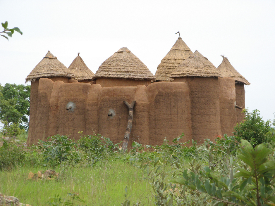 13. BENIN, Boukoumbé. Plemię budowało domy tak by oparły się atakom łowców niewolników. Obrona bez konieczności opuszczania budowli mogła trwać nawet kilka tygodni. (Fot. Vicente Palacios) 13. BENIN, Boukoumbé. Plemię budowało domy tak by oparły się atakom łowców niewolników. Obrona bez konieczności opuszczania budowli mogła trwać nawet kilka tygodni. (Fot. Vicente Palacios)
