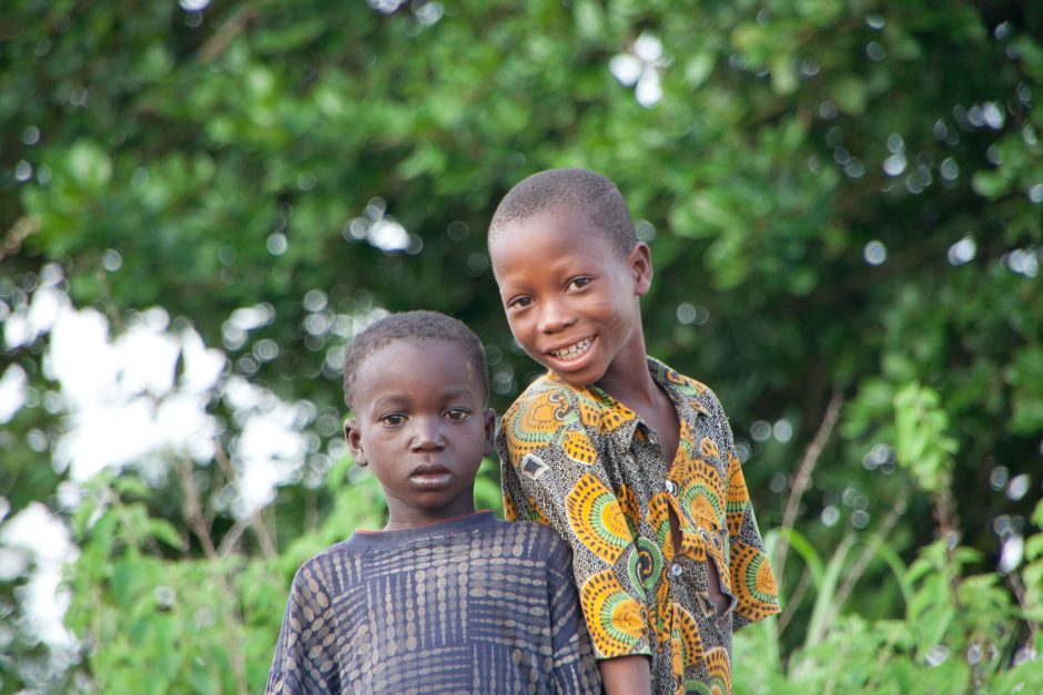 14. BENIN, Boukoumbé. Zrobienie zdjęcia starszyźnie czy wnętrzom domów dozwolone jest tylko w wioskach najbliżej drogi i to tylko po drobnej opłacie. Dzieciaki są zawsze skore do pozowania. (Fot. Vicente Palacios) 14. BENIN, Boukoumbé. Zrobienie zdjęcia starszyźnie czy wnętrzom domów dozwolone jest tylko w wioskach najbliżej drogi i to tylko po drobnej opłacie. Dzieciaki są zawsze skore do pozowania. (Fot. Vicente Palacios)