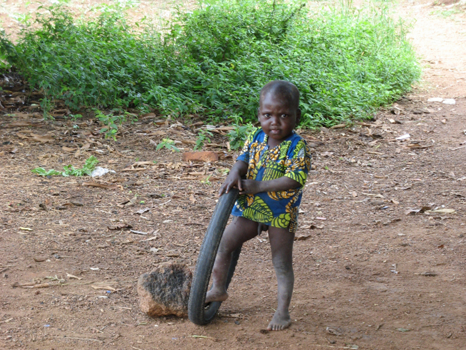 15. BENIN, Kossokouangou. W wioskach oddalonych o godziny drogi od głównego traktu Yovo (dosłownie: biały) będzie witany jak Marsjanin, szczególnie przez dzieci. Nie ma jak spytać, ale dla większości z nich jest się prawdopodobnie pierwszym białym jakiego kiedykolwiek widziały. (Fot. Vicente Palacios) 15. BENIN, Kossokouangou. W wioskach oddalonych o godziny drogi od głównego traktu Yovo (dosłownie: biały) będzie witany jak Marsjanin, szczególnie przez dzieci. Nie ma jak spytać, ale dla większości z nich jest się prawdopodobnie pierwszym białym jakiego kiedykolwiek widziały. (Fot. Vicente Palacios)