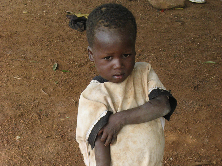 16. BENIN, Kossokouangou. Susza i walki są głównymi problemami tych zapomnianych ziem. Ciężki głód sprawia, że jest to obszar Afryki o największej śmiertelności dzieci. Dobrym sposobem pomocy jest zapomnienie kilku par bielizny, a w zamian wypełnienie plecaka puszkami, a dla dzieciaków – słodyczami (polecane przez dentystów!). (Fot. Vicente Palacios) 16. BENIN, Kossokouangou. Susza i walki są głównymi problemami tych zapomnianych ziem. Ciężki głód sprawia, że jest to obszar Afryki o największej śmiertelności dzieci. Dobrym sposobem pomocy jest zapomnienie kilku par bielizny, a w zamian wypełnienie plecaka puszkami, a dla dzieciaków – słodyczami (polecane przez dentystów!). (Fot. Vicente Palacios)