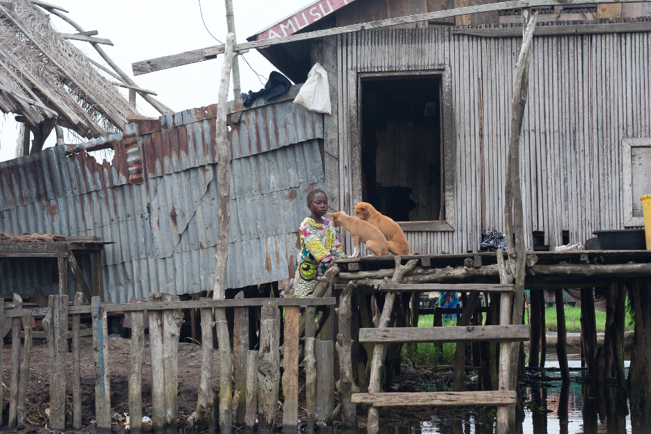 2. BENIN, Ganvié. W jednym z najtragiczniejszych okresów kolonializmu, ponad 12 milionów ludzi zostało złapanych dla władców Dahomey (obecny Benin) i sprzedanych głównie holenderskim, ale też brytyjskim i francuskim, handlarzom niewolników. Tylko połowa schwytanych dotarła żywa do Nowego Świata. (Fot. Vicente Palacios) 2. BENIN, Ganvié. W jednym z najtragiczniejszych okresów kolonializmu, ponad 12 milionów ludzi zostało złapanych dla władców Dahomey (obecny Benin) i sprzedanych głównie holenderskim, ale też brytyjskim i francuskim, handlarzom niewolników. Tylko połowa schwytanych dotarła żywa do Nowego Świata. (Fot. Vicente Palacios)
